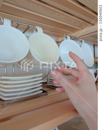 食器棚に食器を収納するところ 食器棚に食器を収納するところ 130040601