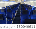 飛行機の室内の全景 130040611