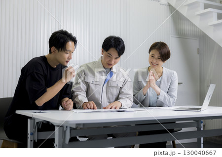 図面を見る作業員　 130040667