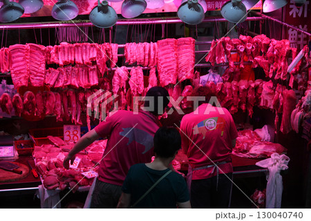 香港の市場の肉屋で売られる豚肉。牛肉や鶏肉より高級で高価。中国人は豚肉が大好きだ 130040740