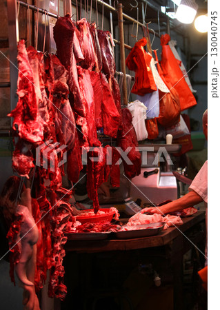 香港の市場の肉屋で売られる豚肉。牛肉や鶏肉より高級で高価。中国人は豚肉が大好きだ 130040745