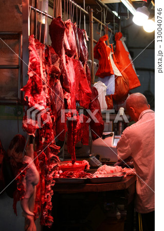 香港の市場の肉屋で売られる豚肉。牛肉や鶏肉より高級で高価。中国人は豚肉が大好きだ 130040746