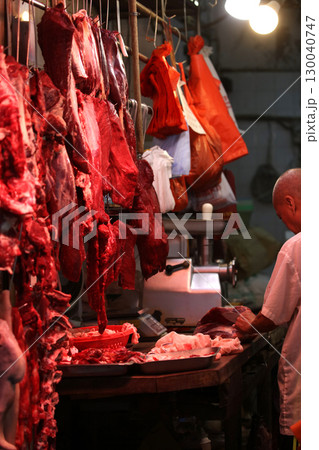 香港の市場の肉屋で売られる豚肉。牛肉や鶏肉より高級で高価。中国人は豚肉が大好きだ 香港の市場の肉屋で売られる豚肉。牛肉や鶏肉より高級で高価。中国人は豚肉が大好きだ 130040747