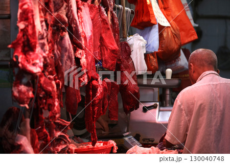 香港の市場の肉屋で売られる豚肉。牛肉や鶏肉より高級で高価。中国人は豚肉が大好きだ 130040748