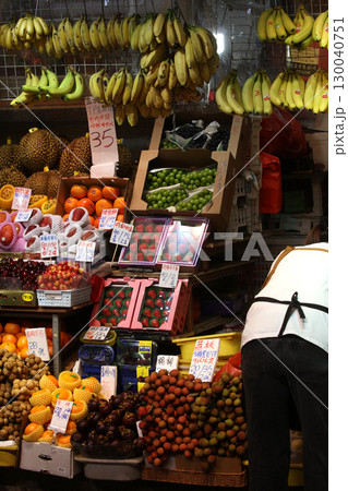 青空市場で売られる、オレンジなどの果物。ほとんどが輸入品。 130040751