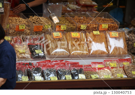 香港・徳輔道西の高級乾物店で売られる高級食材。何に使われるか分からない乾物も多い 130040753