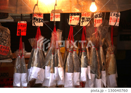 香港・徳輔道西で売られる塩干し魚（ハムユイ）。クサヤに似ていで臭いが美味。かつては安かったが今は高価 130040760