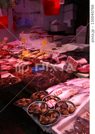 青空市場で売られる、オレンジなどの果物。ほとんどが輸入品。 青空市場で売られる、オレンジなどの果物。ほとんどが輸入品。 130040766