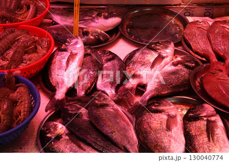 香港島北角の市場で売られる魚。日本ではなじみのない魚も多い 香港島北角の市場で売られる魚。日本ではなじみのない魚も多い 130040774