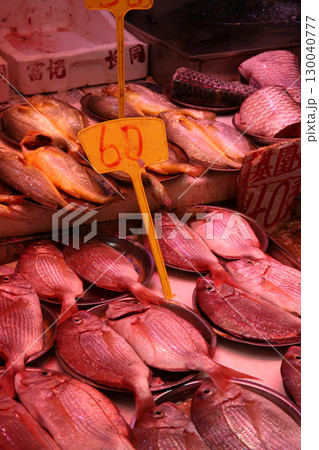 香港島北角の市場で売られる魚。日本ではなじみのない魚も多い 130040777
