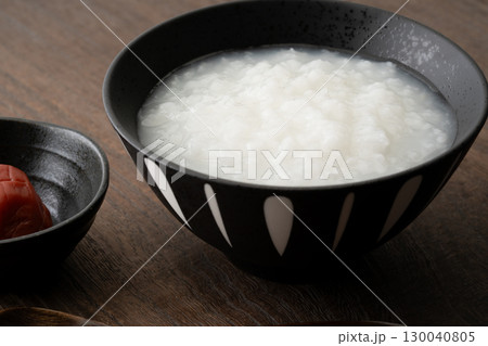 お茶碗に入ったお粥のクローズアップ お茶碗に入ったお粥のクローズアップ 130040805