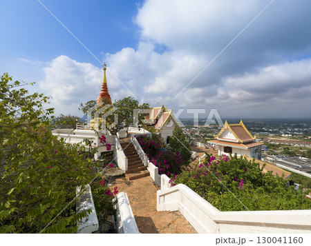 タイ南部、プラチュアップキリカンの丘の上に建つ寺院、Wat Khao Chong Krajok 130041160