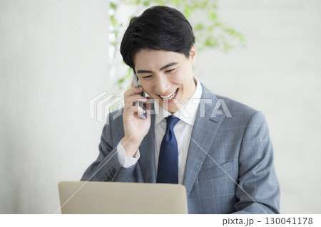 笑顔のビジネスマン　 130041178