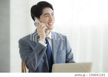 笑顔のビジネスマン　 130041181