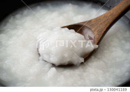 スプーンで掬うお粥のクローズアップ スプーンで掬うお粥のクローズアップ 130041189