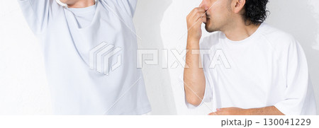 脇の汗のにおいが気になる 130041229