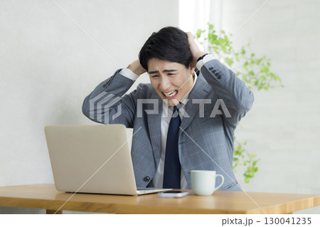 頭を抱えるビジネスマン 130041235