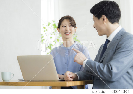 ミーティングをする男女　 130041306