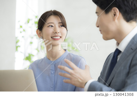 ミーティングをする男女　 130041308