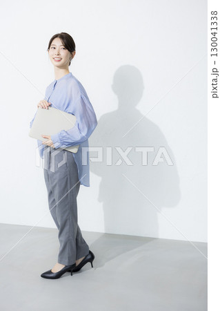 水色のシャツを着た若い女性 水色のシャツを着た若い女性 130041338