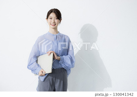 水色のシャツを着た若い女性 130041342