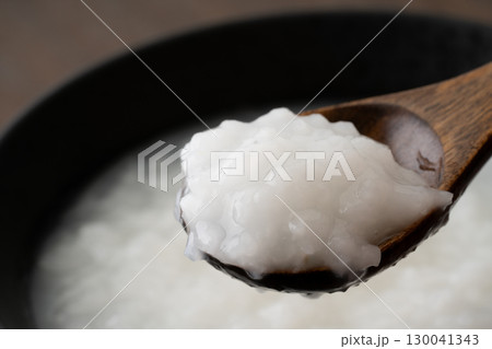 スプーンに載せたお粥のクローズアップ スプーンに載せたお粥のクローズアップ 130041343