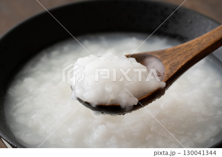 スプーンに載せたお粥のクローズアップ 130041344