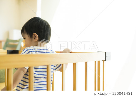 室内で遊ぶ幼児 130041451