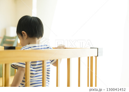 室内で遊ぶ幼児 室内で遊ぶ幼児 130041452