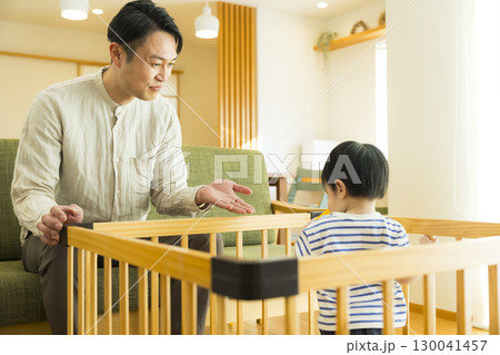 室内で遊ぶ幼児 130041457