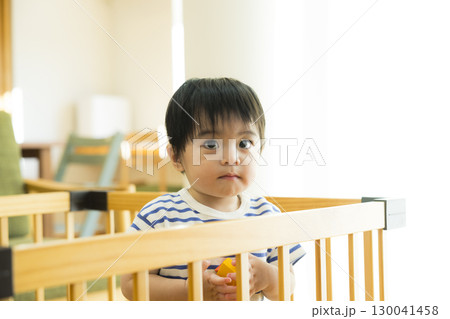 室内で遊ぶ幼児 室内で遊ぶ幼児 130041458