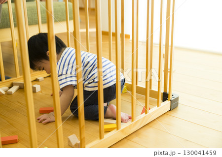 室内で遊ぶ幼児 室内で遊ぶ幼児 130041459