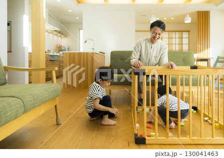 室内で遊ぶ幼児 室内で遊ぶ幼児 130041463