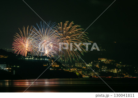 網代温泉の海岸から見た熱海海上花火大会 130041811