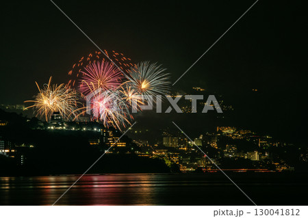 網代温泉の海岸から見た熱海海上花火大会 網代温泉の海岸から見た熱海海上花火大会 130041812