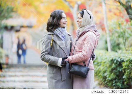 外国人の親子  京都観光  紅葉　 130042142