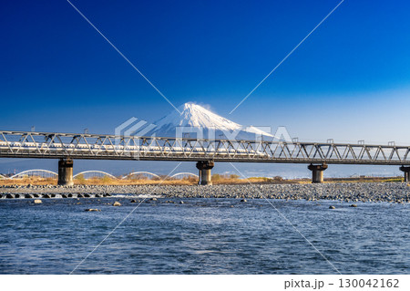 富士山と新幹線 130042162