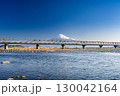 富士山と新幹線 130042164