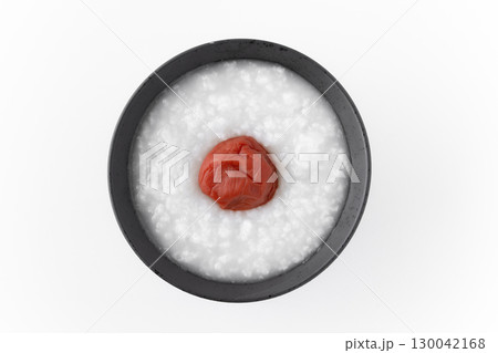 白背景にお茶碗に入った梅のお粥 130042168