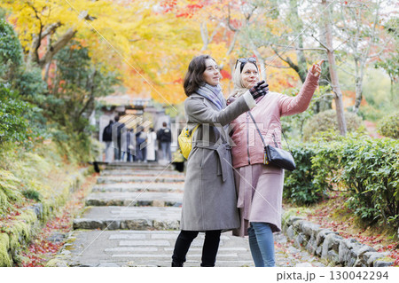 外国人の親子  京都観光  紅葉　 130042294
