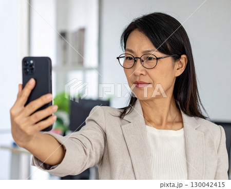 老眼で近くが見えない女性 130042415