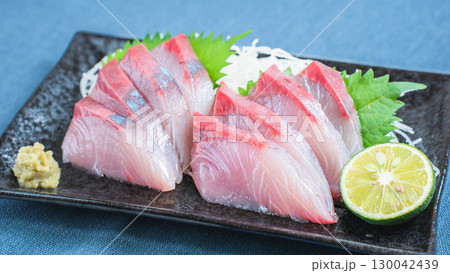 ハマチの刺身と大根のつま、すだちを添えた和食料理 ハマチの刺身と大根のつま、すだちを添えた和食料理 130042439