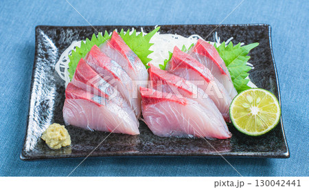 ハマチの刺身と大根のつま、すだちを添えた和食料理 ハマチの刺身と大根のつま、すだちを添えた和食料理 130042441