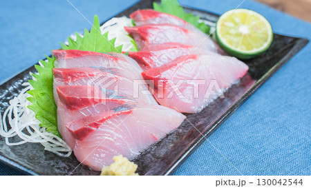 ハマチの刺身と大根のつま、すだちを添えた和食料理 ハマチの刺身と大根のつま、すだちを添えた和食料理 130042544