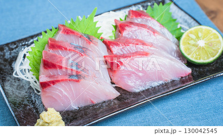 ハマチの刺身と大根のつま、すだちを添えた和食料理 ハマチの刺身と大根のつま、すだちを添えた和食料理 130042545