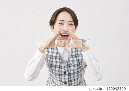 女性 事務員 話しかける 白背景 女性 事務員 話しかける 白背景 130042590