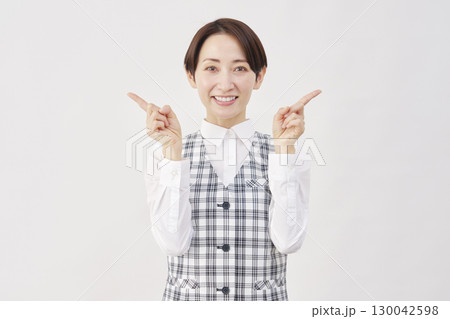 女性　事務員　左右を指差す　白背景 130042598