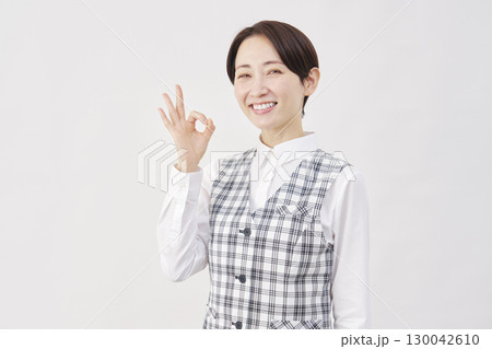 女性 事務員 OKサイン 白背景 女性 事務員 OKサイン 白背景 130042610