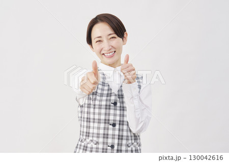 女性　事務員　グッドサイン　両手　白背景 130042616