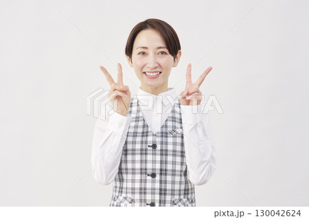 女性　事務員　ピースサイ　両手　白背景 130042624